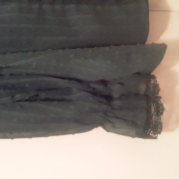 SALE.  Ladies Dainty V-Neck Top. WAS 18.00 - Picture 3 of 5